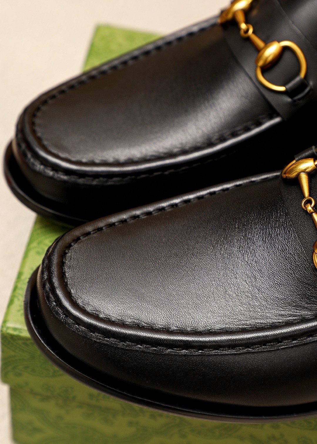 GUCCI Leather Horsebit-Style Loafers — detail